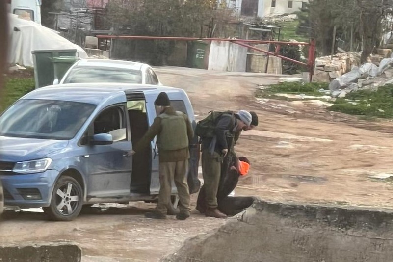 مستعمرون ينكّلون بشاب عند مدخل منطقة "أبو شبان" شرق يطا